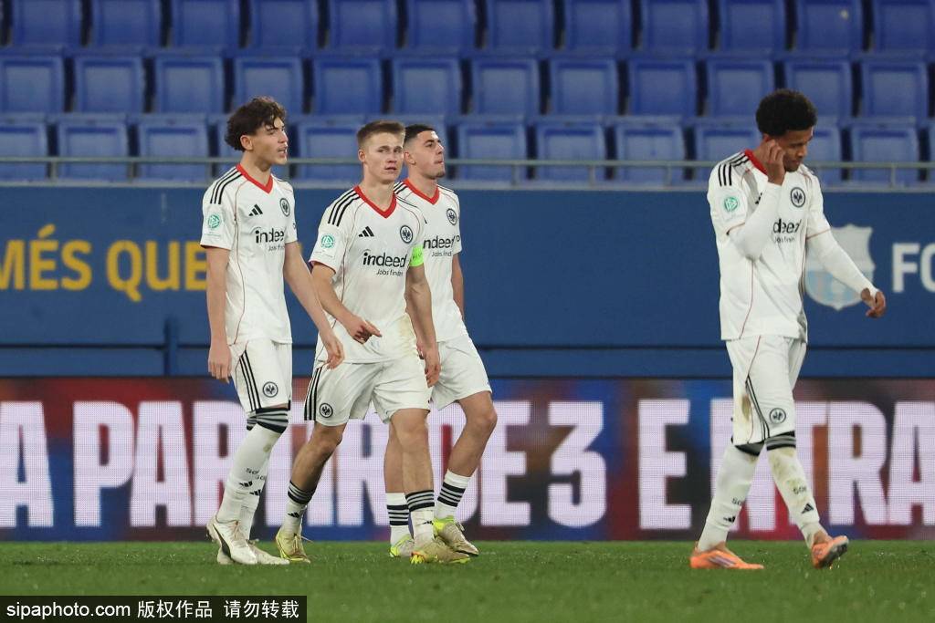 莱万连续两轮西甲替补，诺坎普离场引发热议：巴萨未来何去何从？